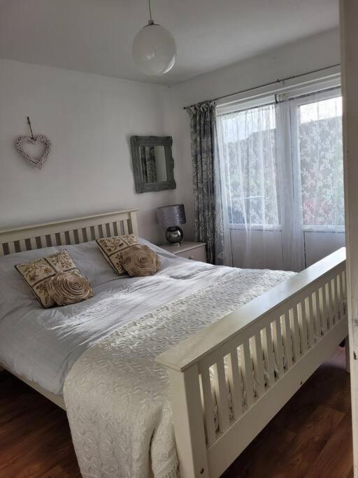 Riverside Bungalow - Direct River Access! Ystradgynlais Bagian luar foto