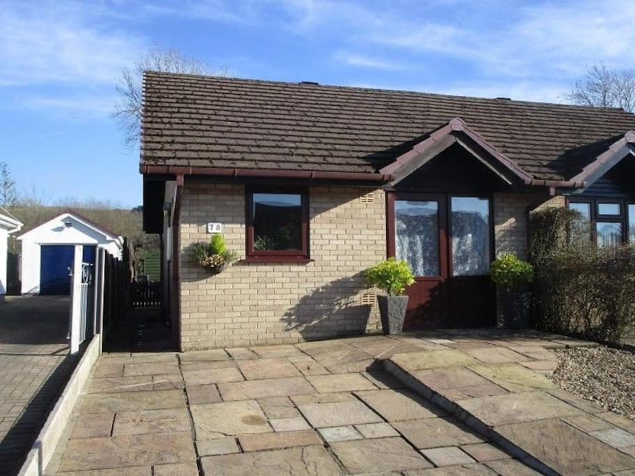 Riverside Bungalow - Direct River Access! Ystradgynlais Bagian luar foto