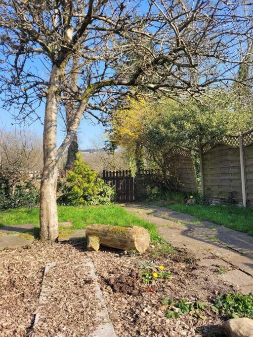 Riverside Bungalow - Direct River Access! Ystradgynlais Bagian luar foto