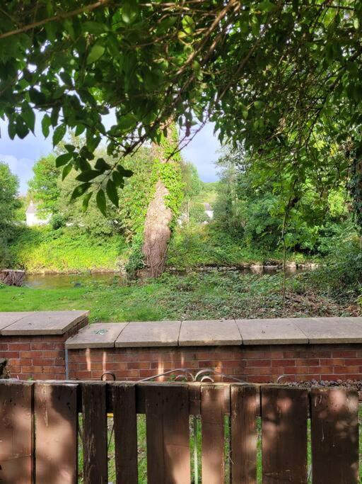 Riverside Bungalow - Direct River Access! Ystradgynlais Bagian luar foto