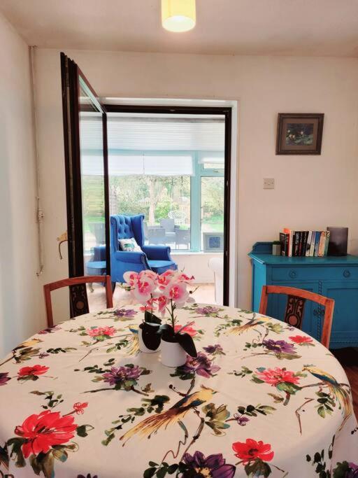 Riverside Bungalow - Direct River Access! Ystradgynlais Bagian luar foto