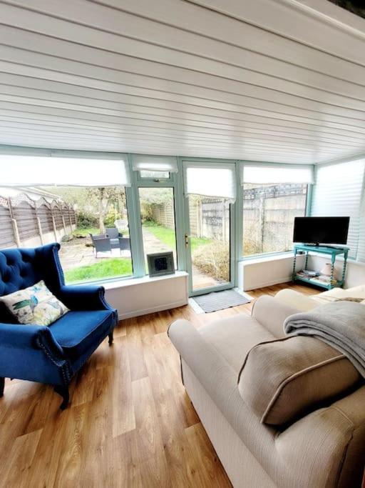Riverside Bungalow - Direct River Access! Ystradgynlais Bagian luar foto