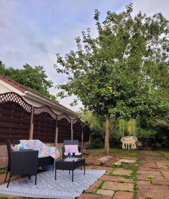 Riverside Bungalow - Direct River Access! Ystradgynlais Bagian luar foto