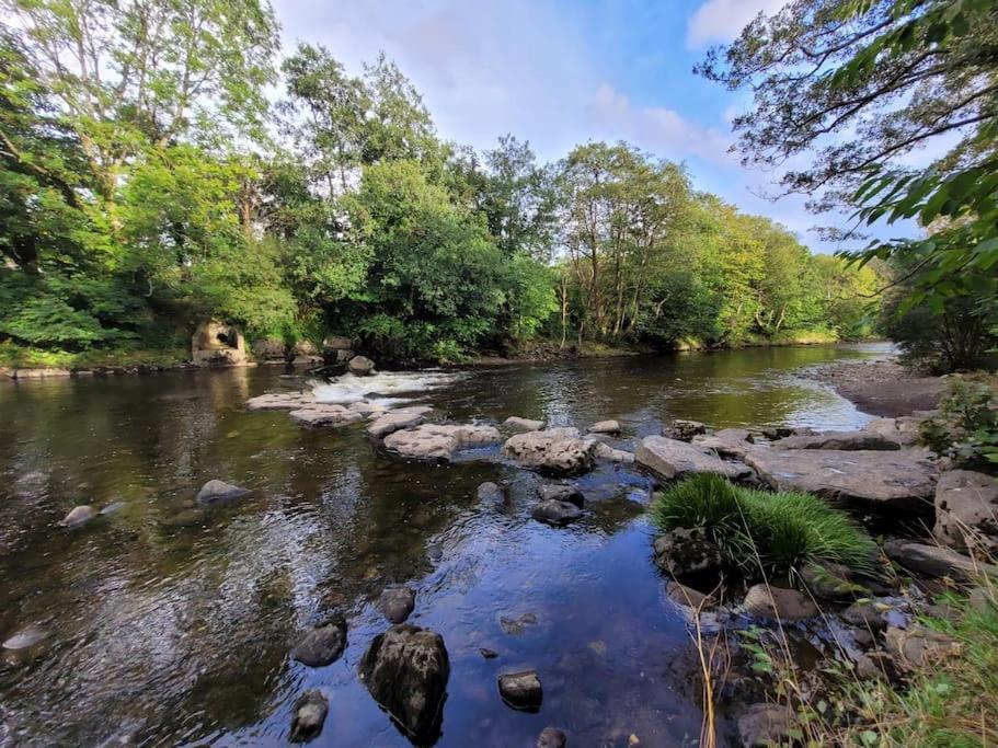 Riverside Bungalow - Direct River Access! Ystradgynlais Bagian luar foto