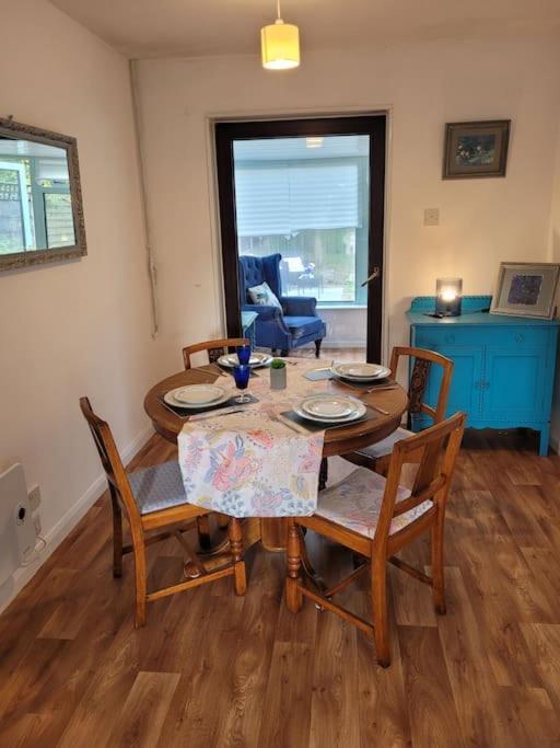 Riverside Bungalow - Direct River Access! Ystradgynlais Bagian luar foto