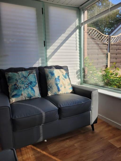 Riverside Bungalow - Direct River Access! Ystradgynlais Bagian luar foto