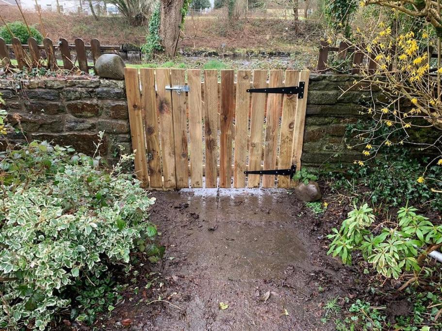 Riverside Bungalow - Direct River Access! Ystradgynlais Bagian luar foto
