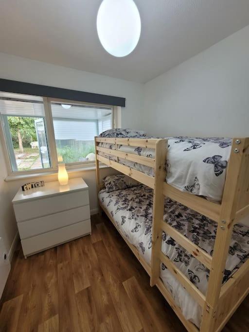 Riverside Bungalow - Direct River Access! Ystradgynlais Bagian luar foto