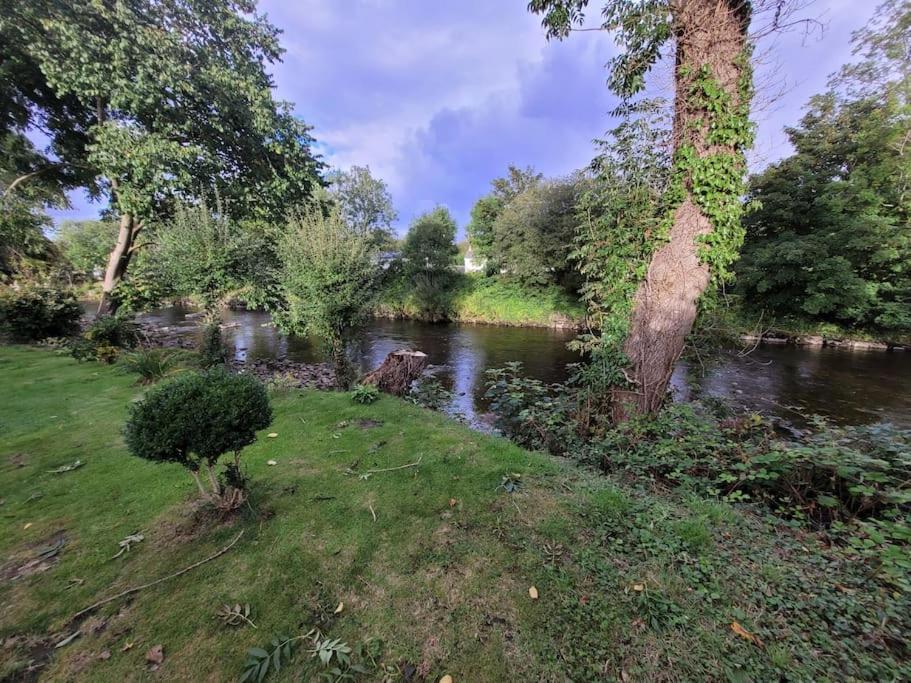 Riverside Bungalow - Direct River Access! Ystradgynlais Bagian luar foto